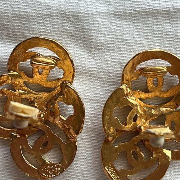 Vintage Chanel CC Cluster Clip On Earrings - Picture 10 of 11